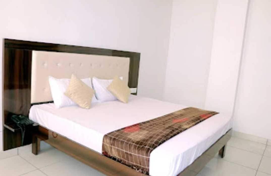 Oyo Palace Hotel Rohtak Kültér fotó